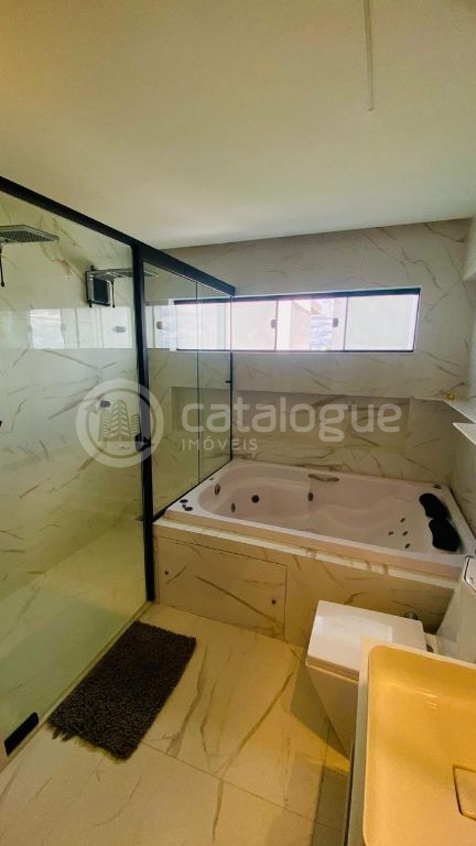 Casa duplex de alto padrão à venda no bosque do coqueiral