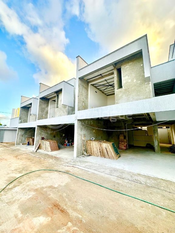 Lindas casas duplex em capim macio