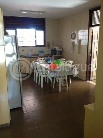 Casa com 850 m2 de área construída e com terreno de 1.500 m2