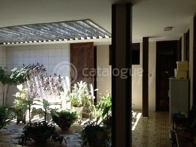 Casa com 850 m2 de área construída e com terreno de 1.500 m2