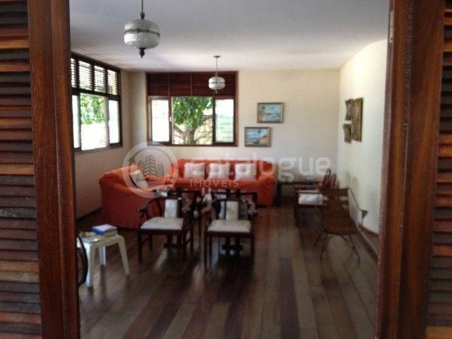 Casa com 850 m2 de área construída e com terreno de 1.500 m2