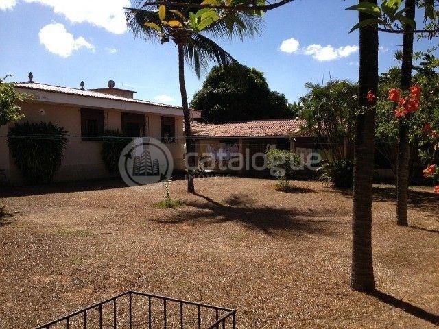Casa com 850 m2 de área construída e com terreno de 1.500 m2