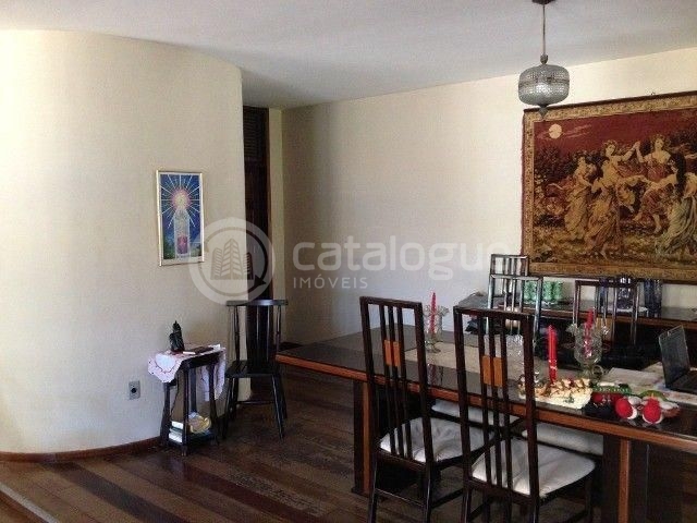 Casa com 850 m2 de área construída e com terreno de 1.500 m2