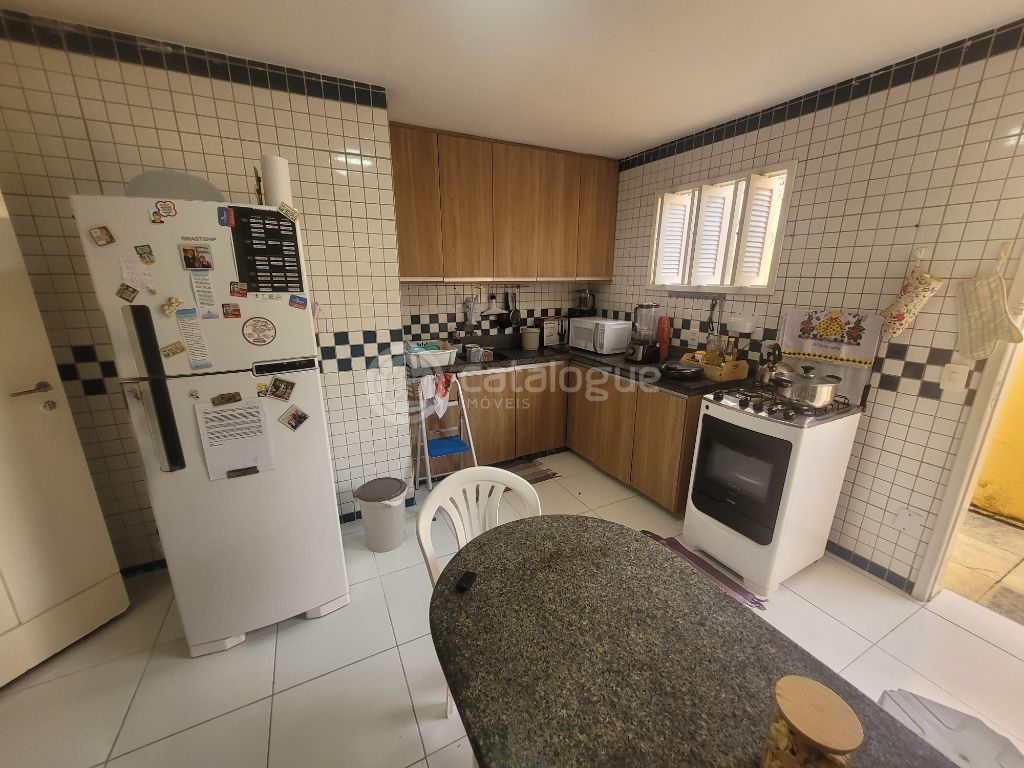 Casa Padrão à Venda em Lagoa Nova, Natal - 4 Dormitórios