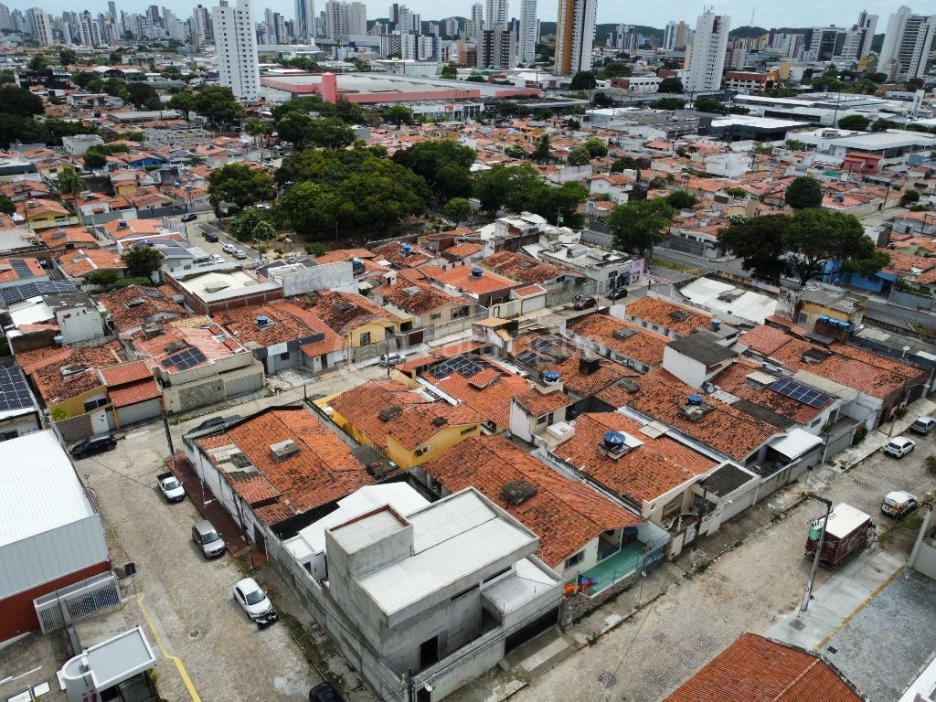Casa Padrão à Venda em Lagoa Nova, Natal - 4 Dormitórios