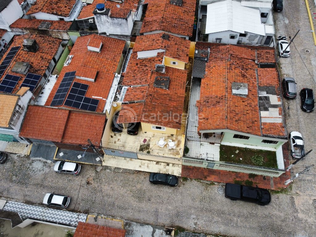 Casa Padrão à Venda em Lagoa Nova, Natal - 4 Dormitórios
