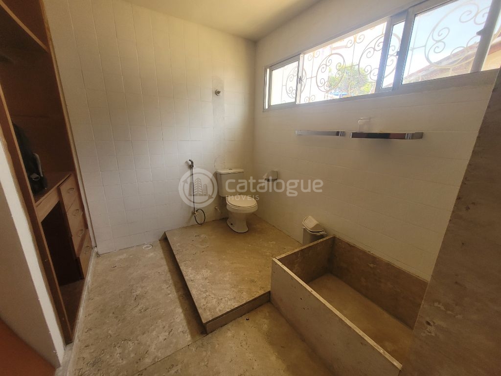 Casa Padrão à Venda em Lagoa Nova, Natal - 4 Dormitórios
