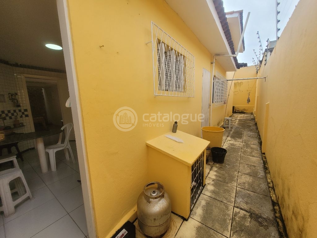 Casa Padrão à Venda em Lagoa Nova, Natal - 4 Dormitórios