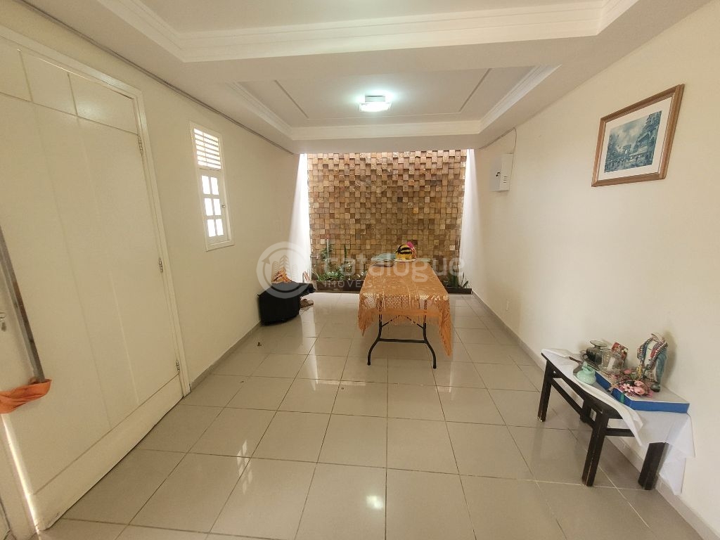 Casa Padrão à Venda em Lagoa Nova, Natal - 4 Dormitórios