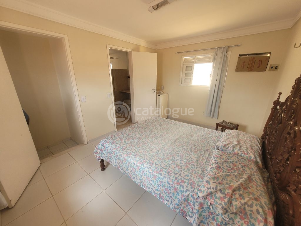 Casa Padrão à Venda em Lagoa Nova, Natal - 4 Dormitórios