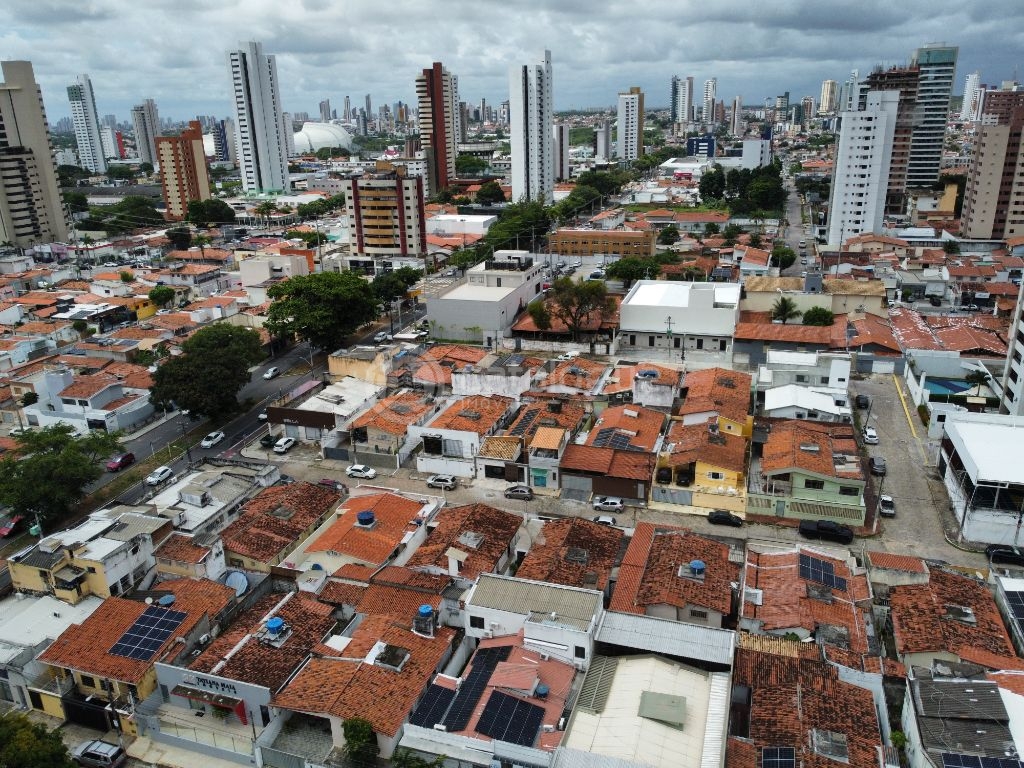 Casa Padrão à Venda em Lagoa Nova, Natal - 4 Dormitórios