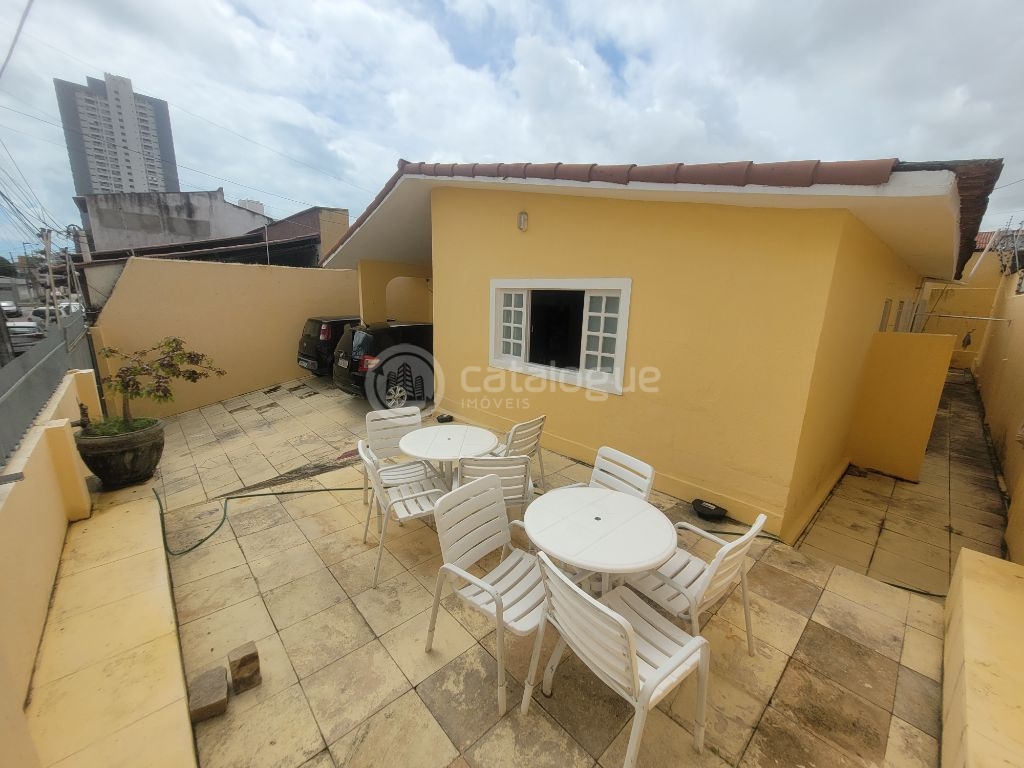 Casa Padrão à Venda em Lagoa Nova, Natal - 4 Dormitórios