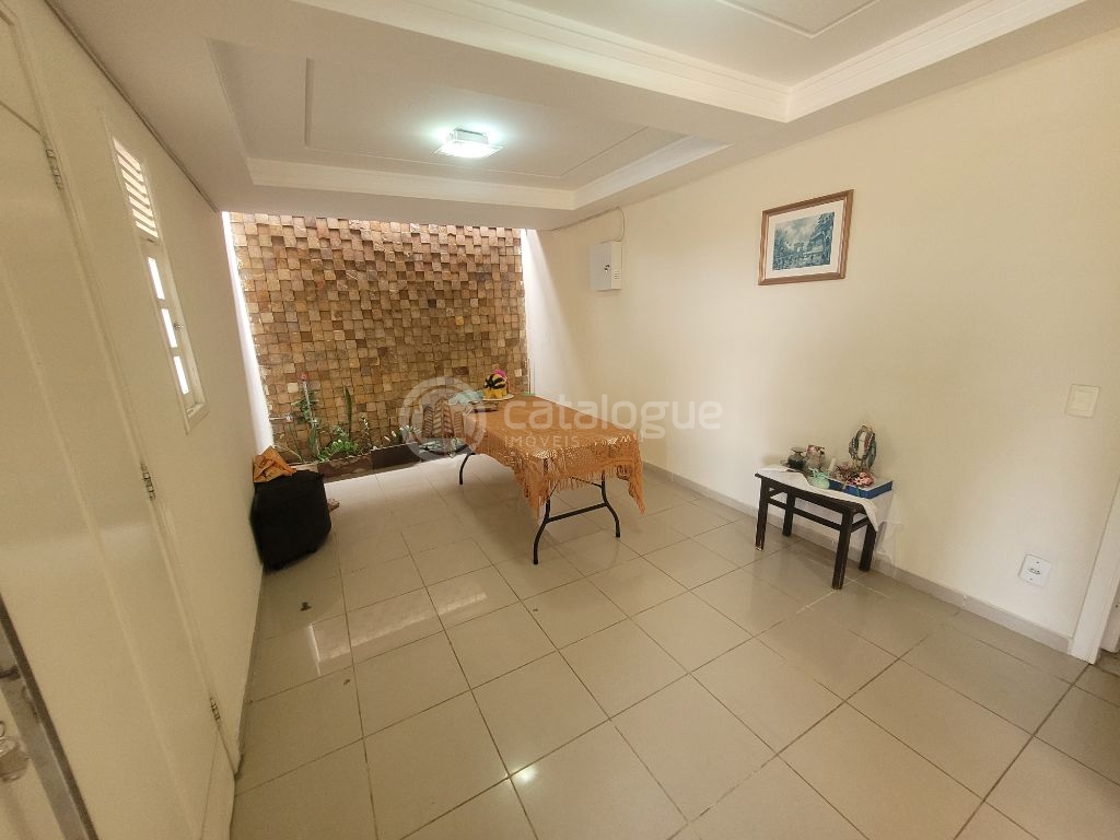 Casa Padrão à Venda em Lagoa Nova, Natal - 4 Dormitórios
