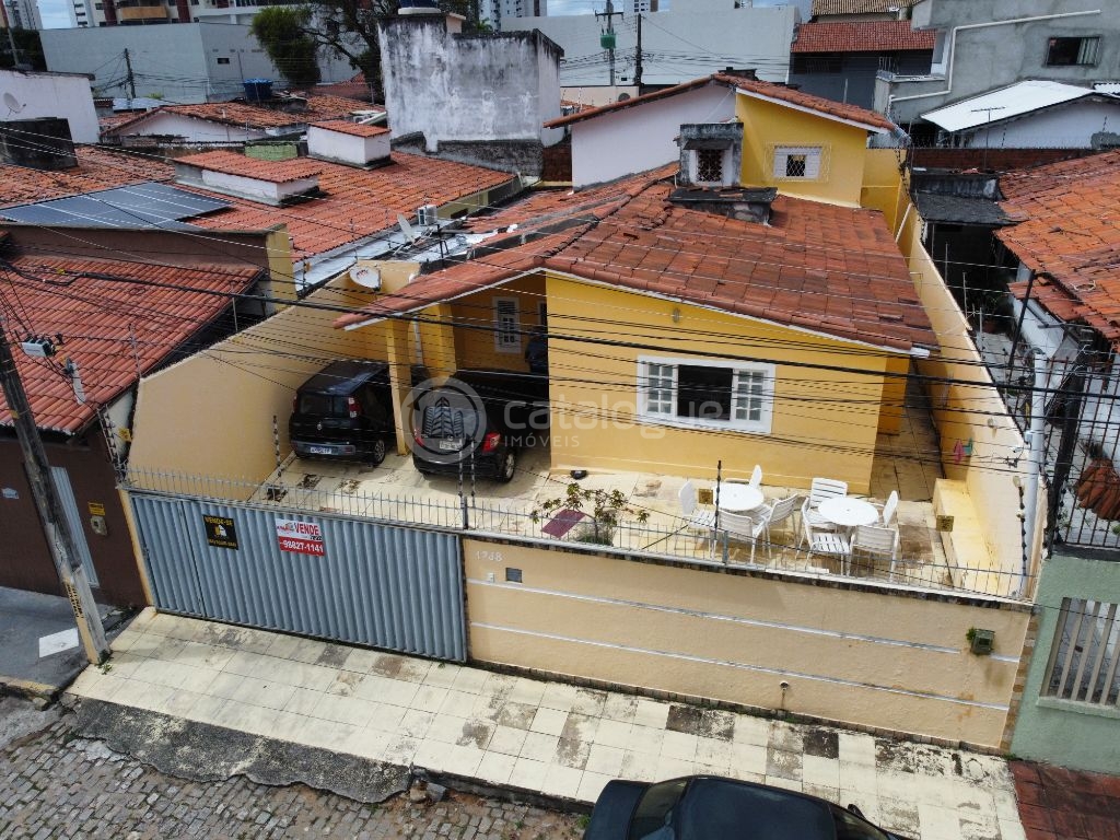 Casa Padrão à Venda em Lagoa Nova, Natal - 4 Dormitórios