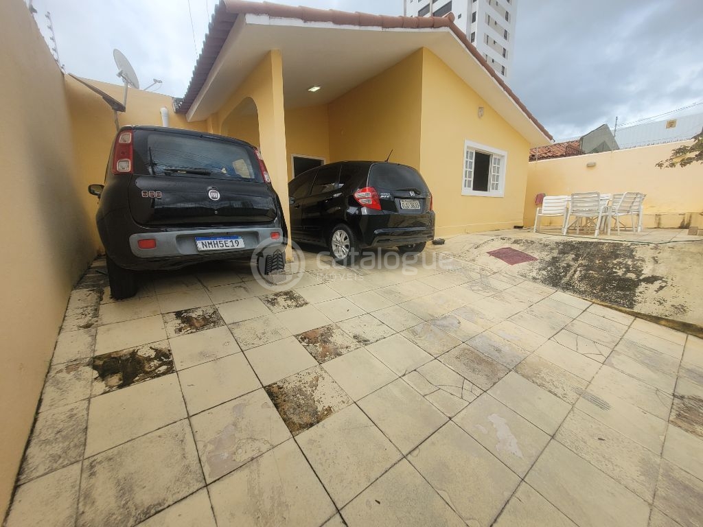 Casa Padrão à Venda em Lagoa Nova, Natal - 4 Dormitórios