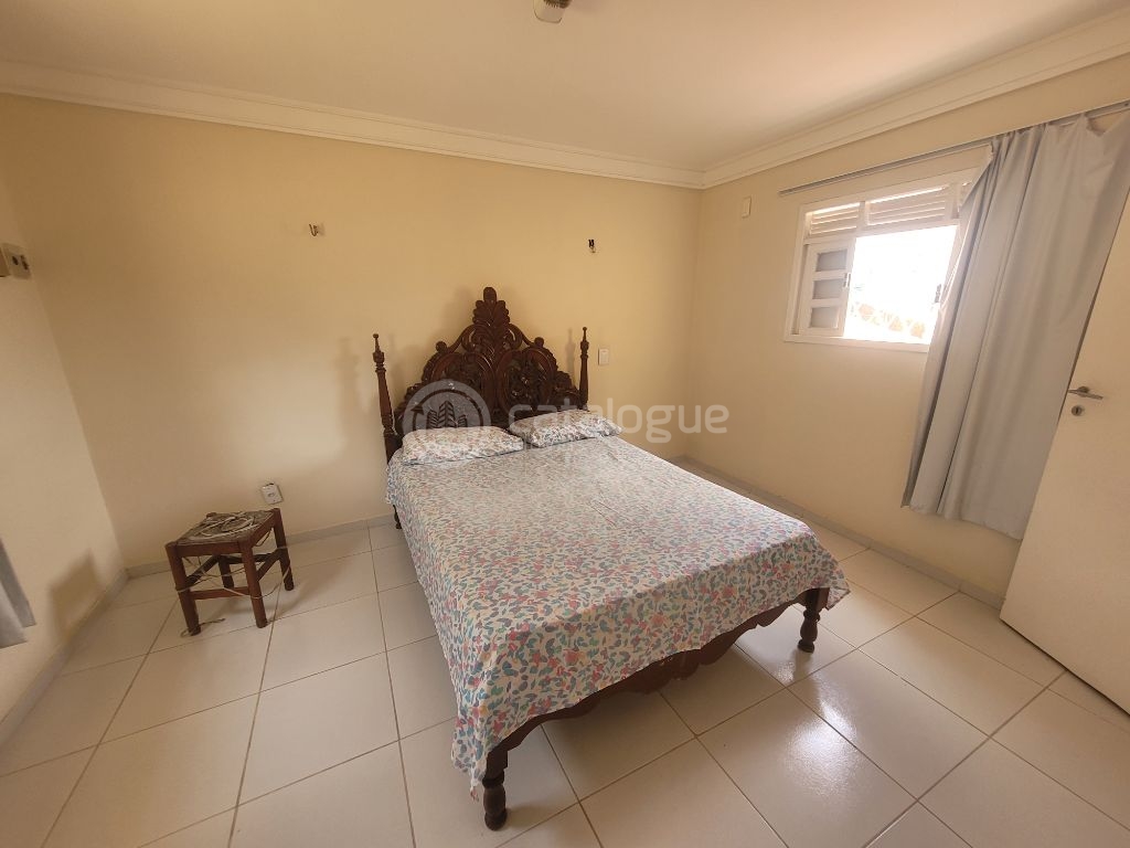 Casa Padrão à Venda em Lagoa Nova, Natal - 4 Dormitórios