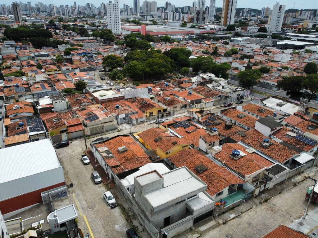 Casa Padrão à Venda em Lagoa Nova, Natal - 4 Dormitórios