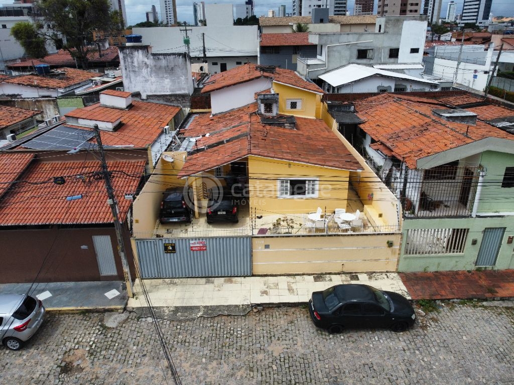 Casa Padrão à Venda em Lagoa Nova, Natal - 4 Dormitórios