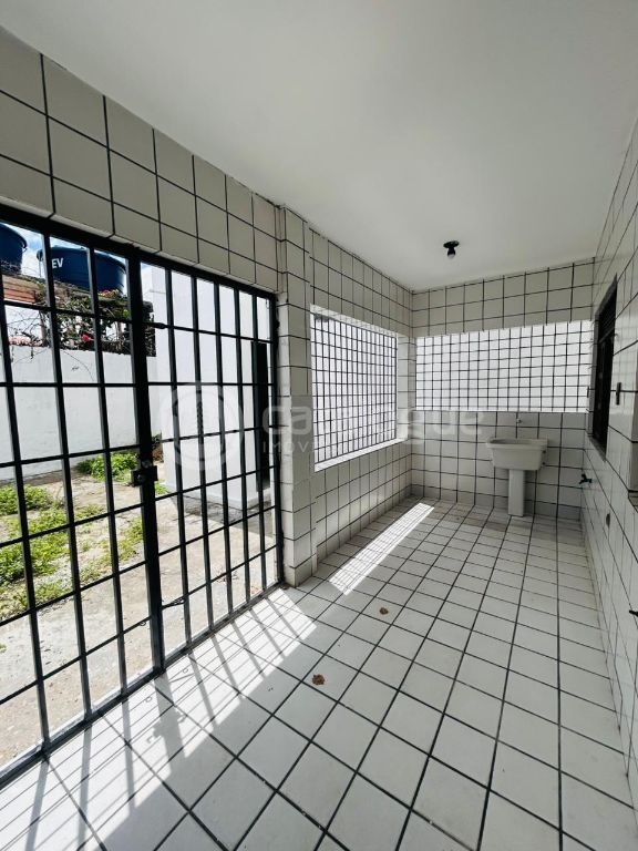 Excelente Casa em Lagoa Nova Localização Estratégica e Amplo Espaço!