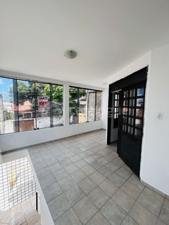 Excelente Casa em Lagoa Nova Localização Estratégica e Amplo Espaço!