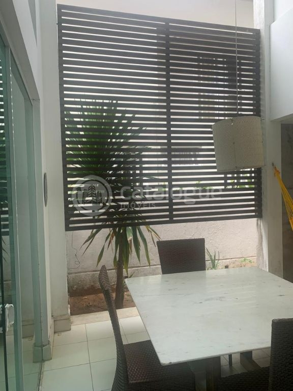 Linda Casa no Cond. Padre Monte com 5 suites