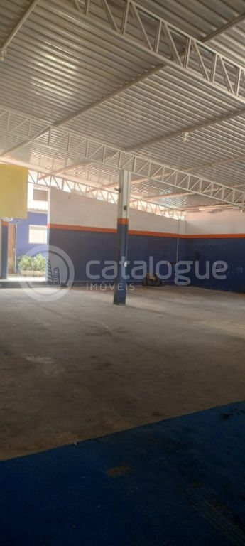 Aluga se galpão com 270 metros em uma das avenidas principai