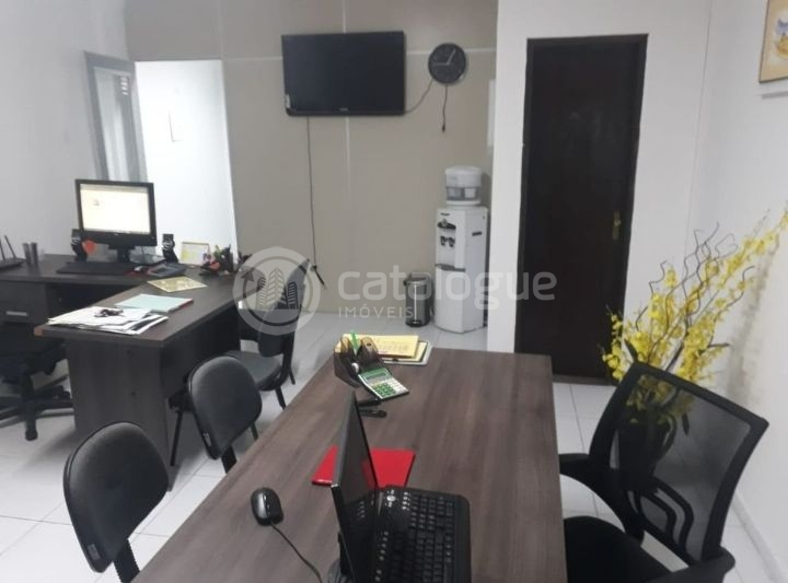 Aluga se ou vende se ótima sala comercial bem localizada na 