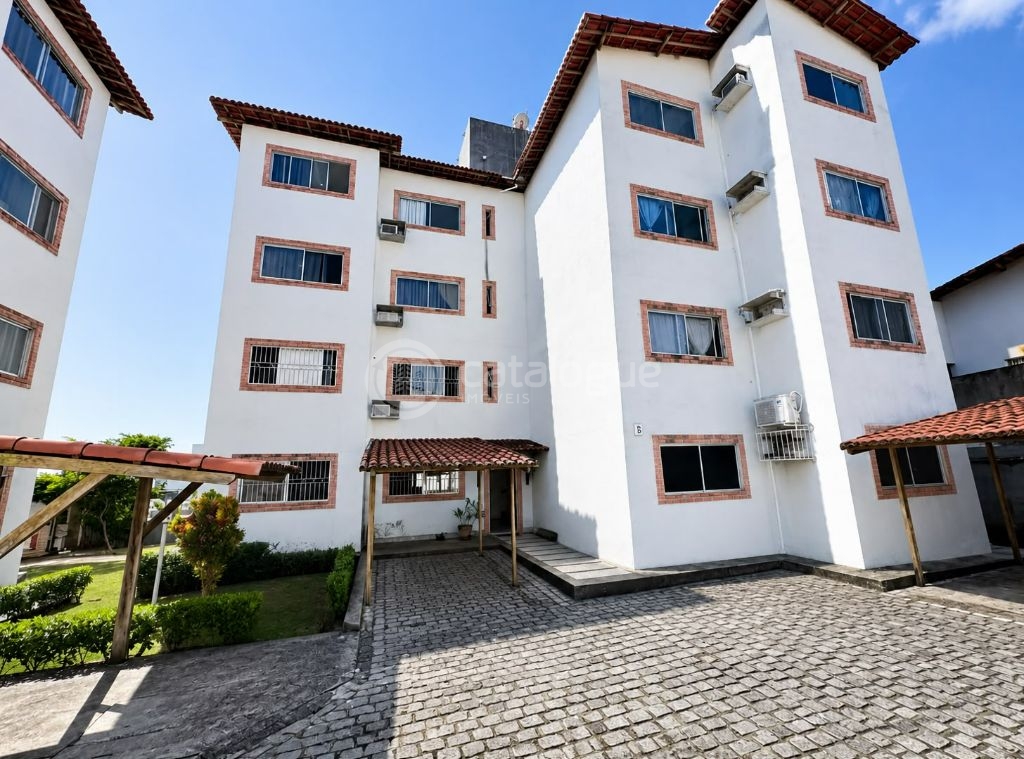 Apartamento espaçoso à venda no térreo, sombra e telado todas as janelas em nova Parnamirim