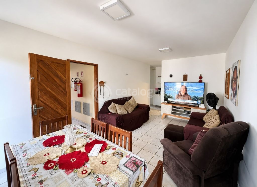 Apartamento espaçoso à venda no térreo, sombra e telado todas as janelas em nova Parnamirim