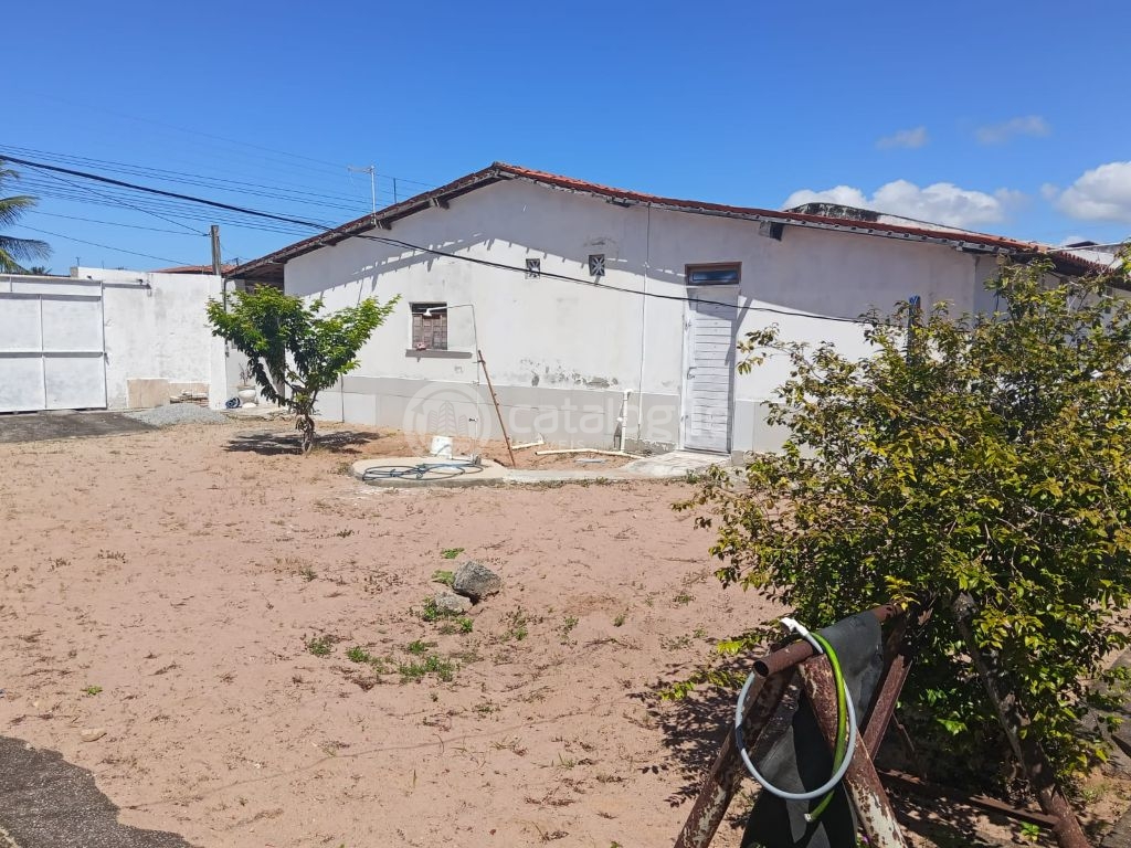 Casa grande com energia solar e do lado da sombra na zona no