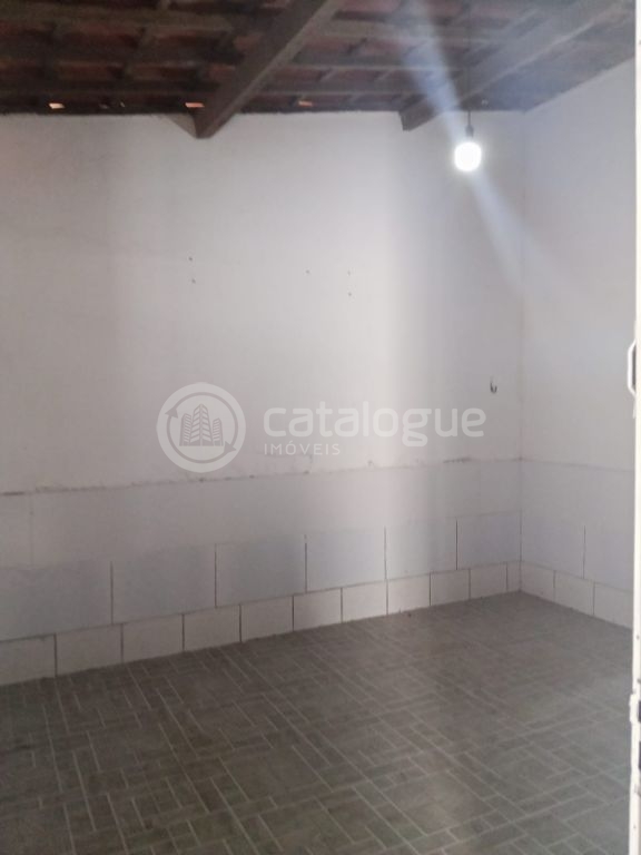 Casa grande com energia solar e do lado da sombra na zona no
