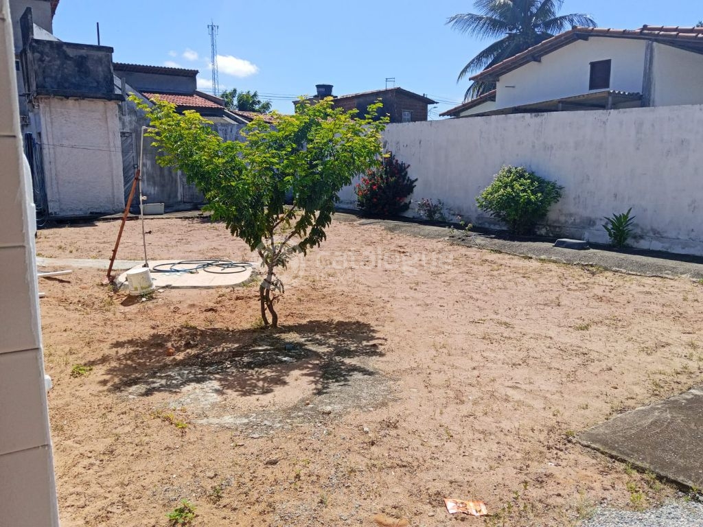 Casa grande com energia solar e do lado da sombra na zona no