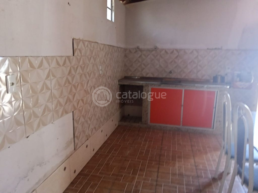 Casa grande com energia solar e do lado da sombra na zona no