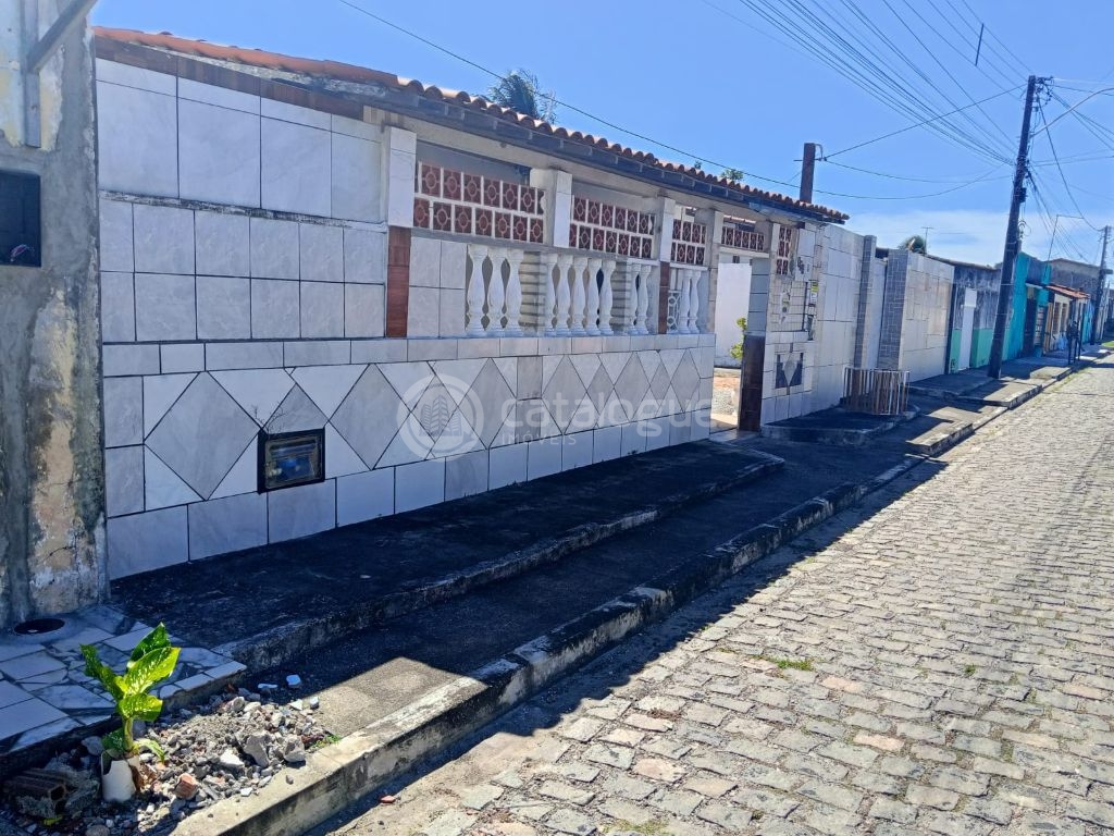 Casa grande com energia solar e do lado da sombra na zona no
