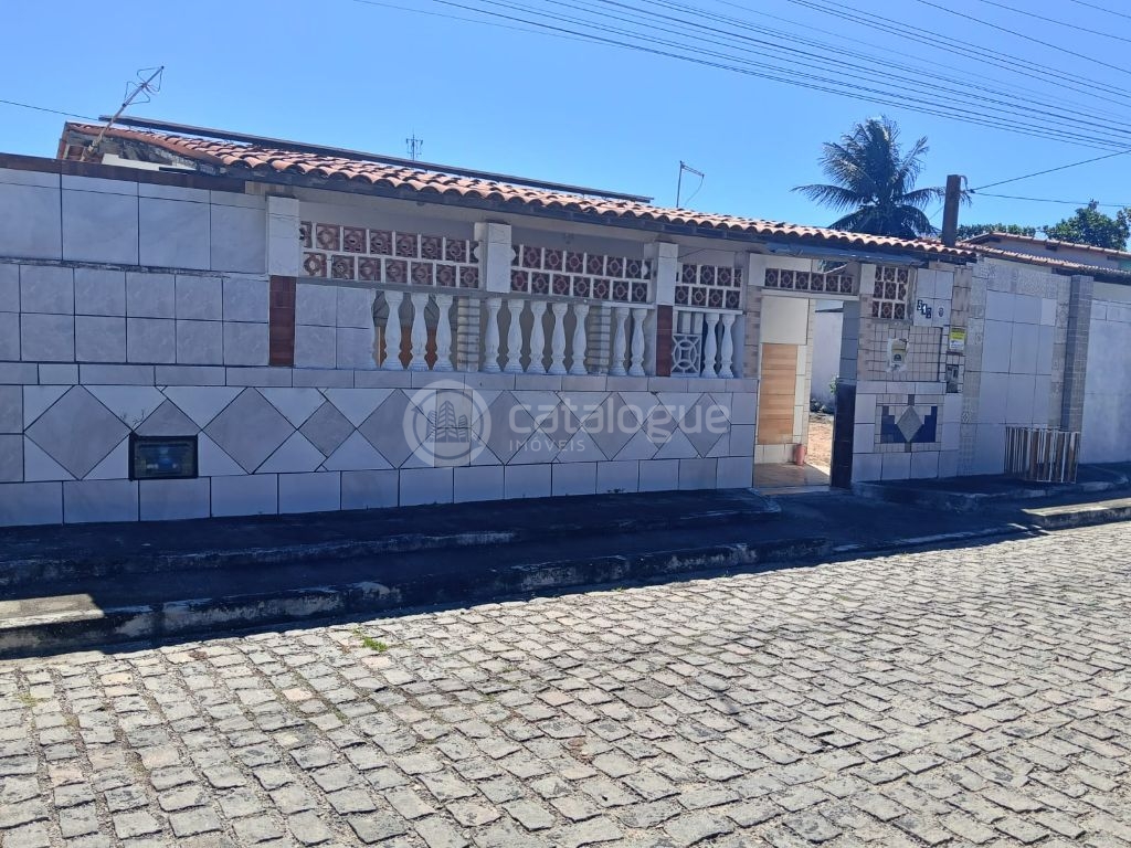 Casa grande com energia solar e do lado da sombra na zona no