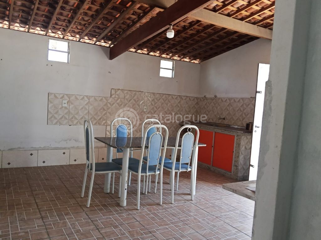 Casa grande com energia solar e do lado da sombra na zona no
