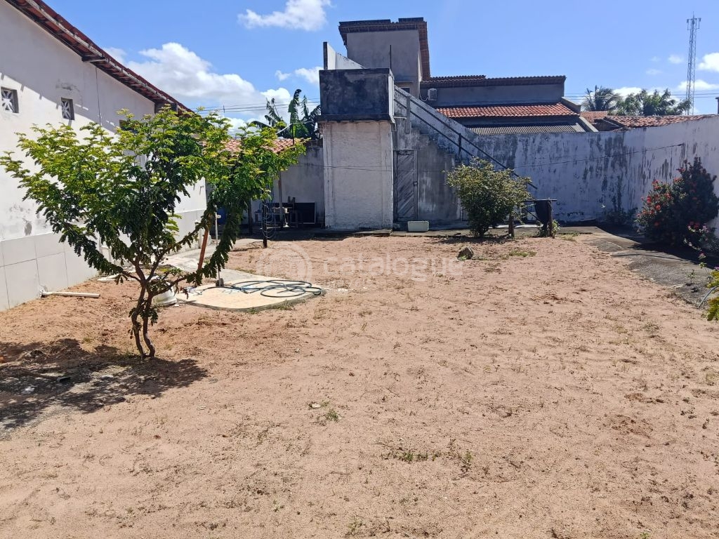 Casa grande com energia solar e do lado da sombra na zona no