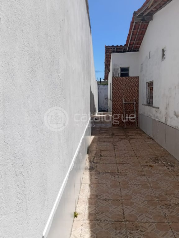 Casa grande com energia solar e do lado da sombra na zona no