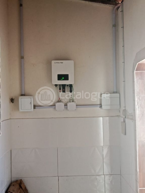 Casa grande com energia solar e do lado da sombra na zona no