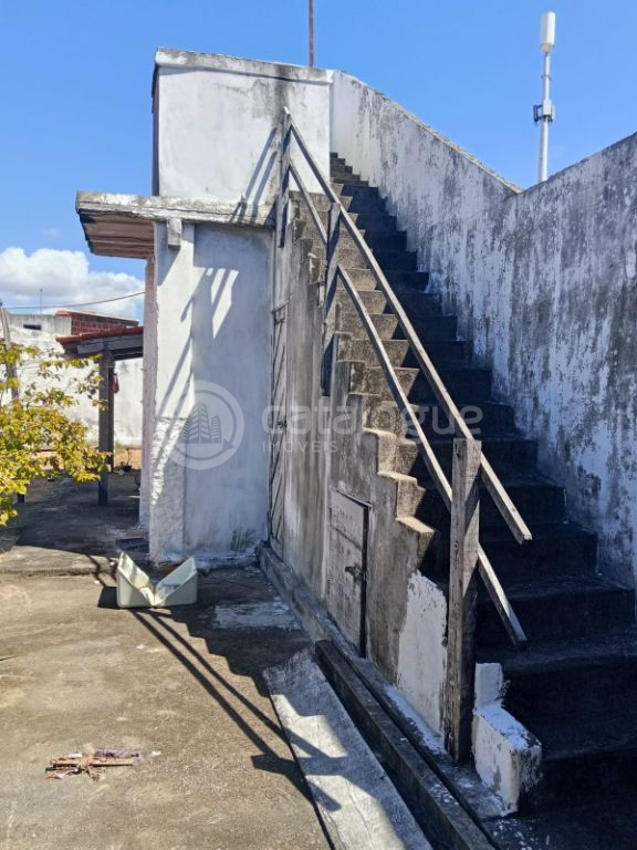 Casa grande com energia solar e do lado da sombra na Zona Norte Natal/RN Próxima a estação de trem, UBS, escolas, da Avenida Chegança.
