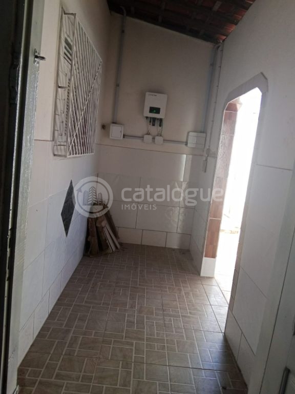 Casa grande com energia solar e do lado da sombra na zona no