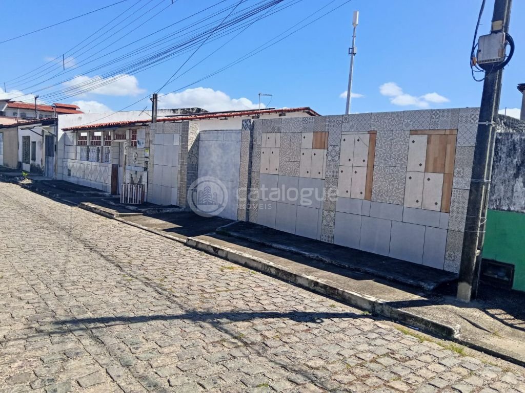Casa grande com energia solar e do lado da sombra na zona no