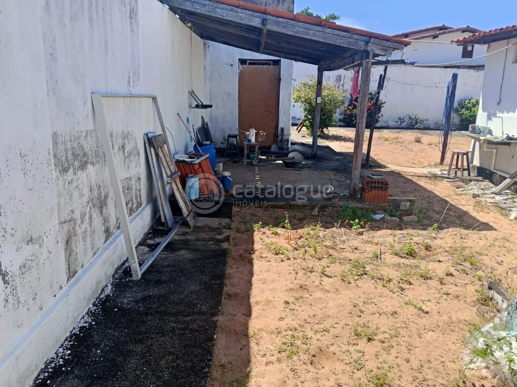 Casa grande com energia solar e do lado da sombra na zona no