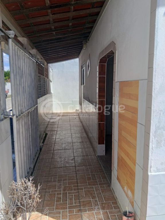 Casa grande com energia solar e do lado da sombra na zona no