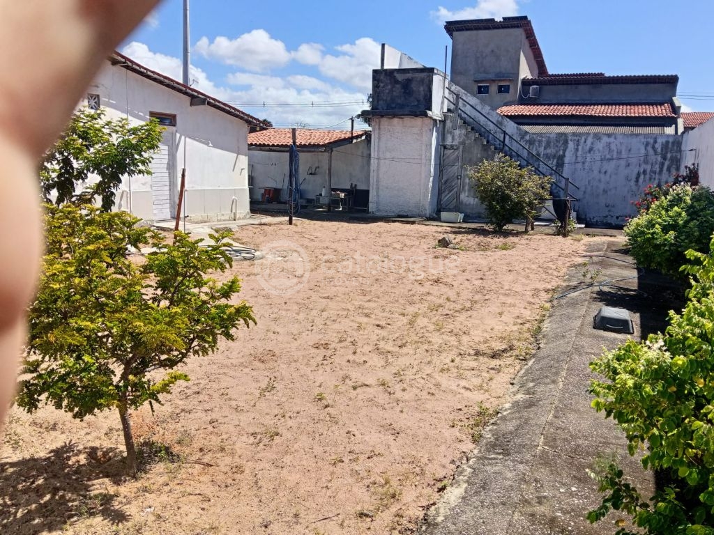 Casa grande com energia solar e do lado da sombra na zona no