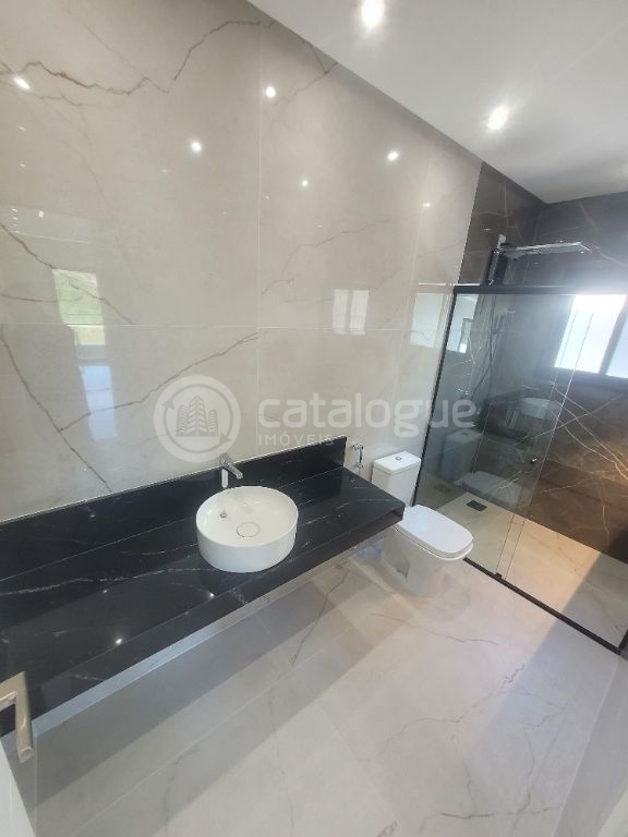 Casa Luxuosa com 5 Suítes em Parnamirim - Oportunidade Única!
