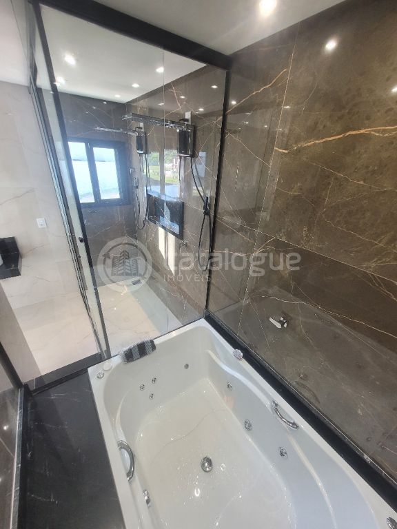 Casa Luxuosa com 5 Suítes em Parnamirim - Oportunidade Única!