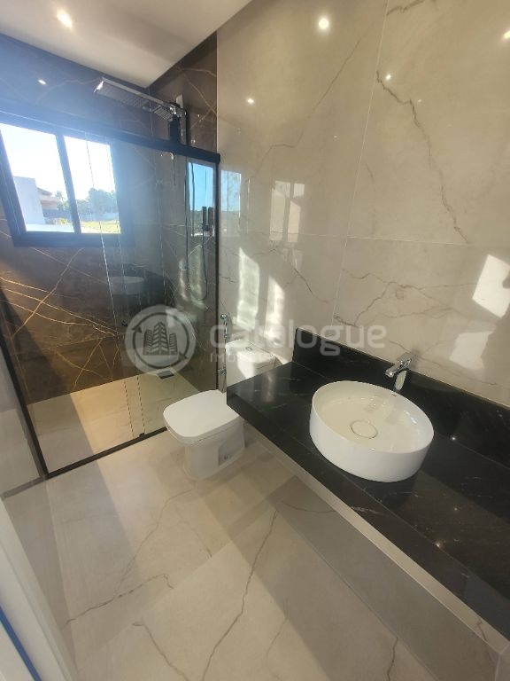 Casa Luxuosa com 5 Suítes em Parnamirim - Oportunidade Única!