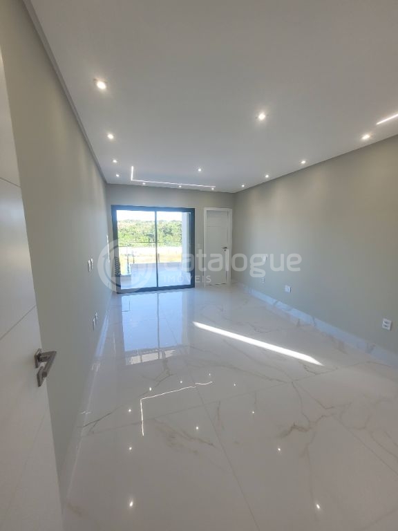 Casa Luxuosa com 5 Suítes em Parnamirim - Oportunidade Única!