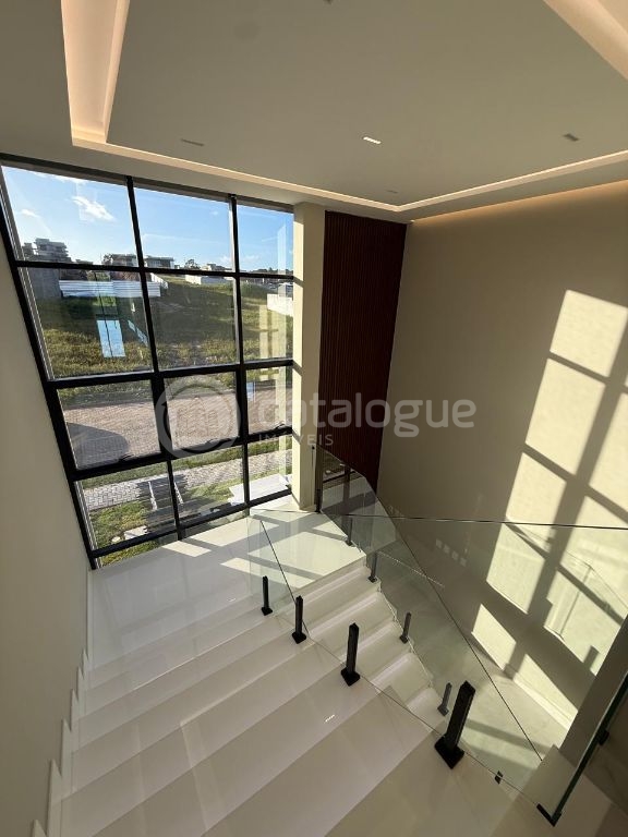 Casa Luxuosa com 5 Suítes em Parnamirim - Oportunidade Única!